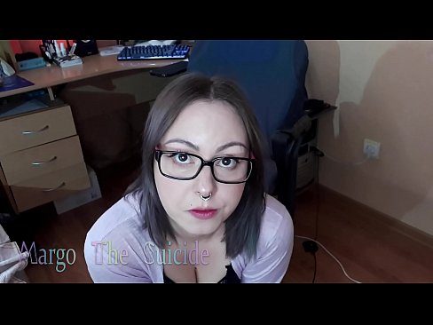 ❤️ 性感的眼镜女孩在镜头前深深地吸吮假阳具 Sex video❌❤